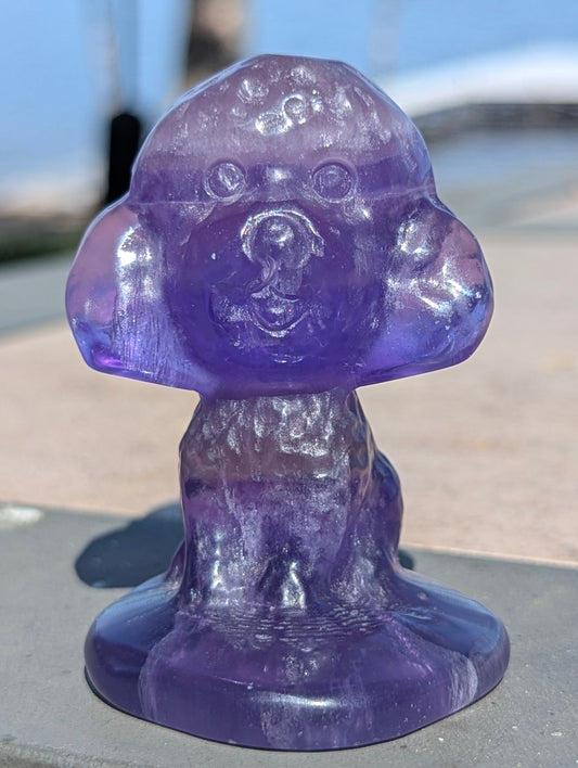 Sculpture de caniche en fluorite violette
