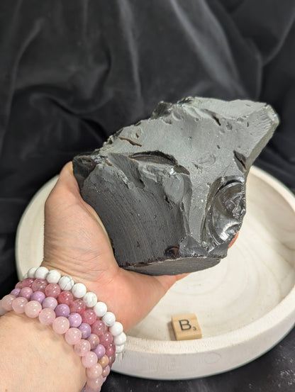 Morceaux bruts d'obsidienne noire