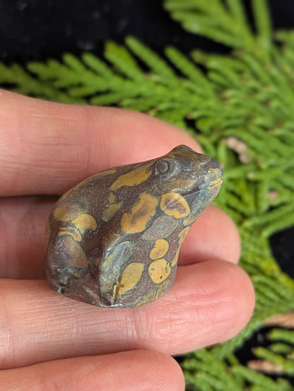 Tiny Frog Mineral Totem ~ 1"