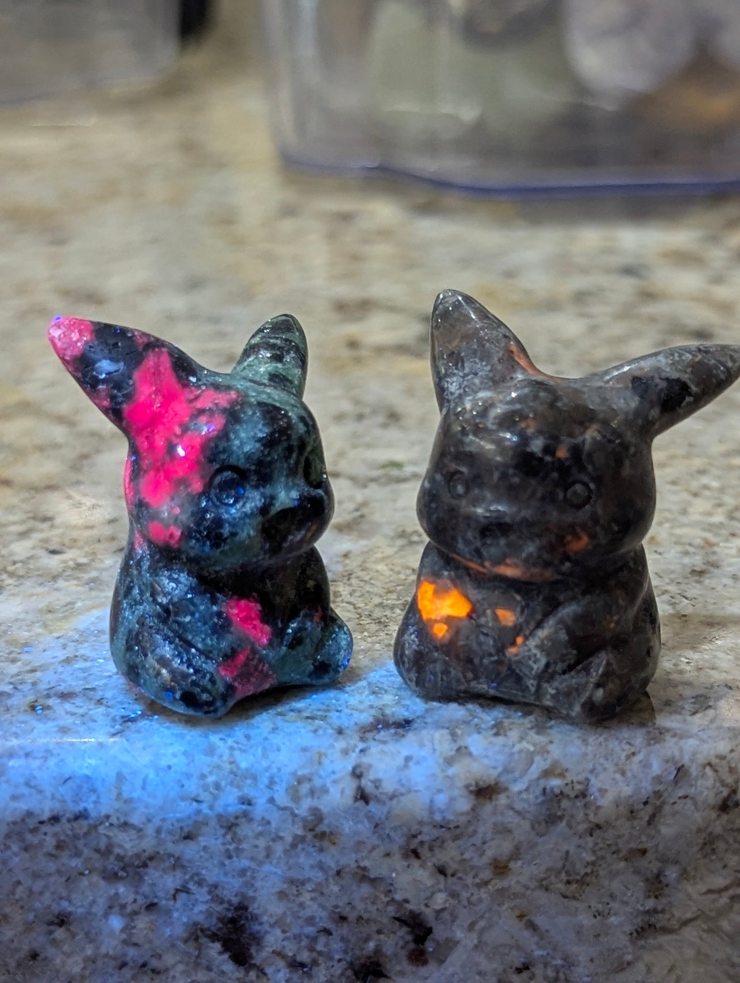 Totem minéral Pikachu miniature ~ 2,5 cm