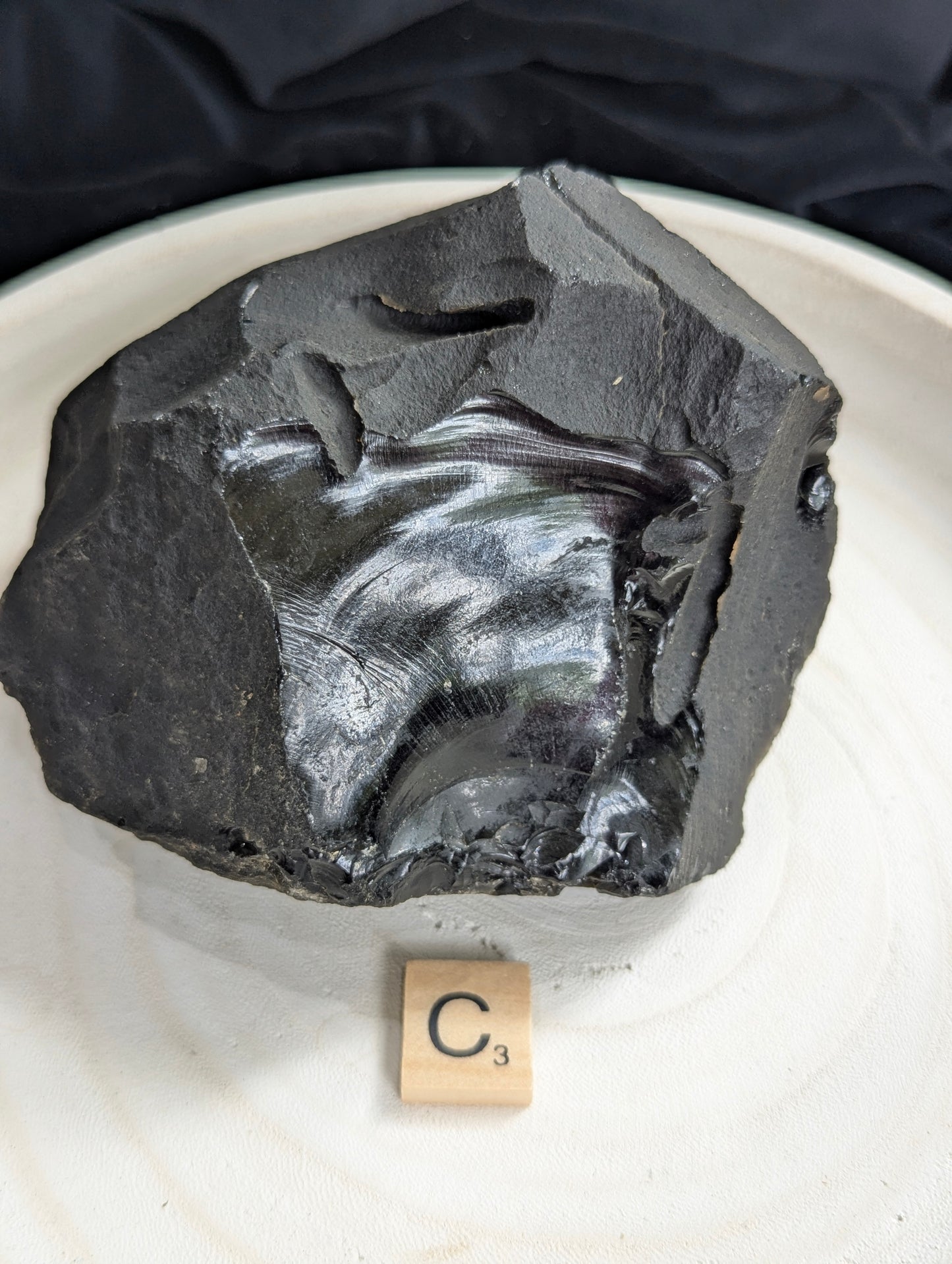 Morceaux bruts d'obsidienne noire