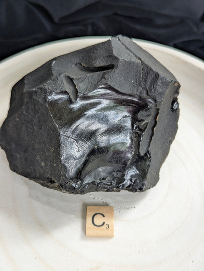 Morceaux bruts d'obsidienne noire