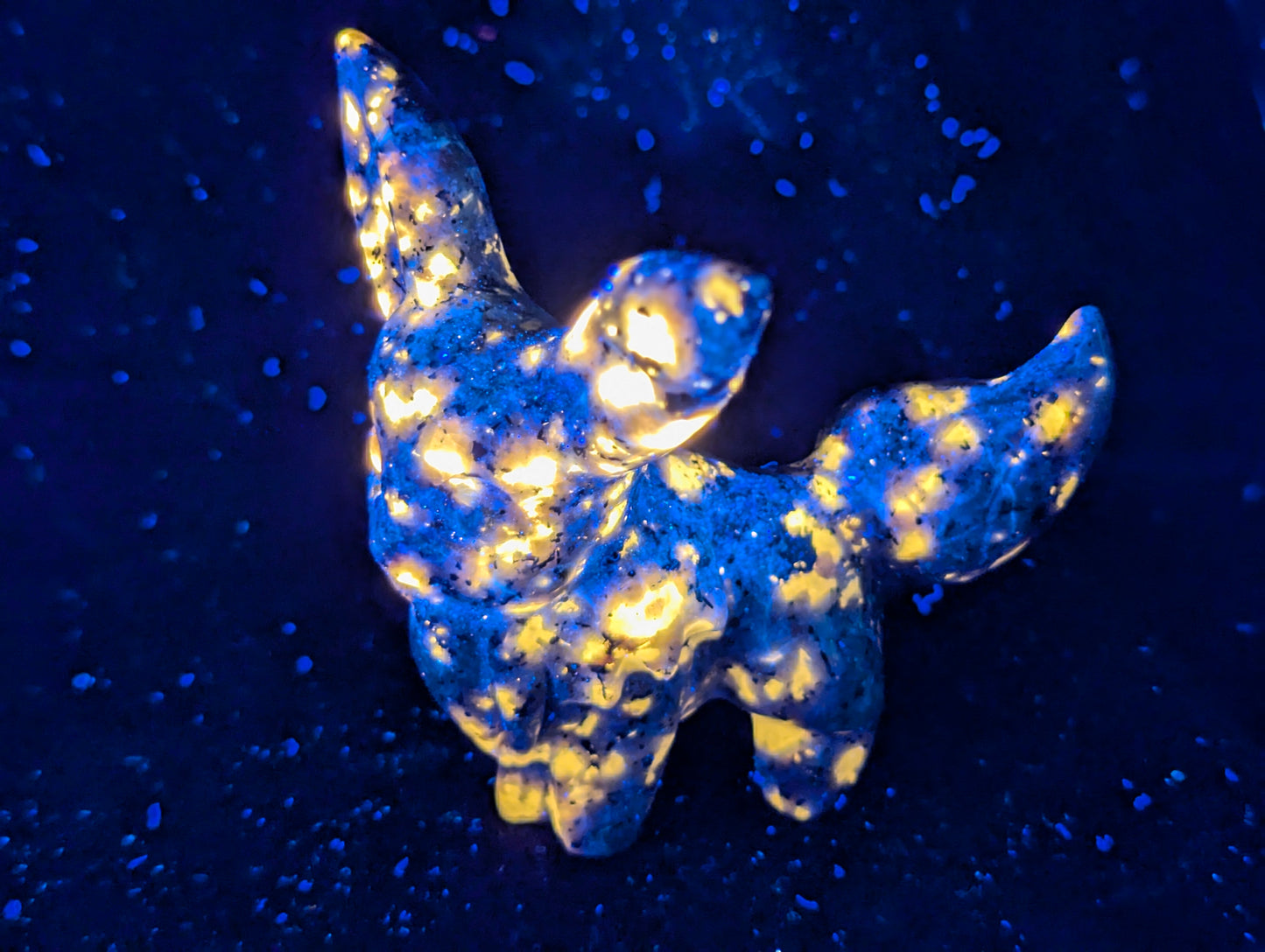 Sculptures inspirées de Pokémon en yooperlite – Figurines en cristal fluorescent UV (5,7–7 cm, 110–295 g)