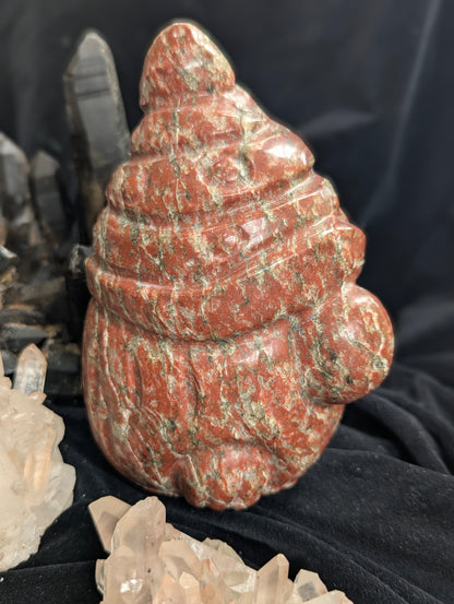 Nain sculpté en jaspe rouge ~ 15 cm, 1,74 kg