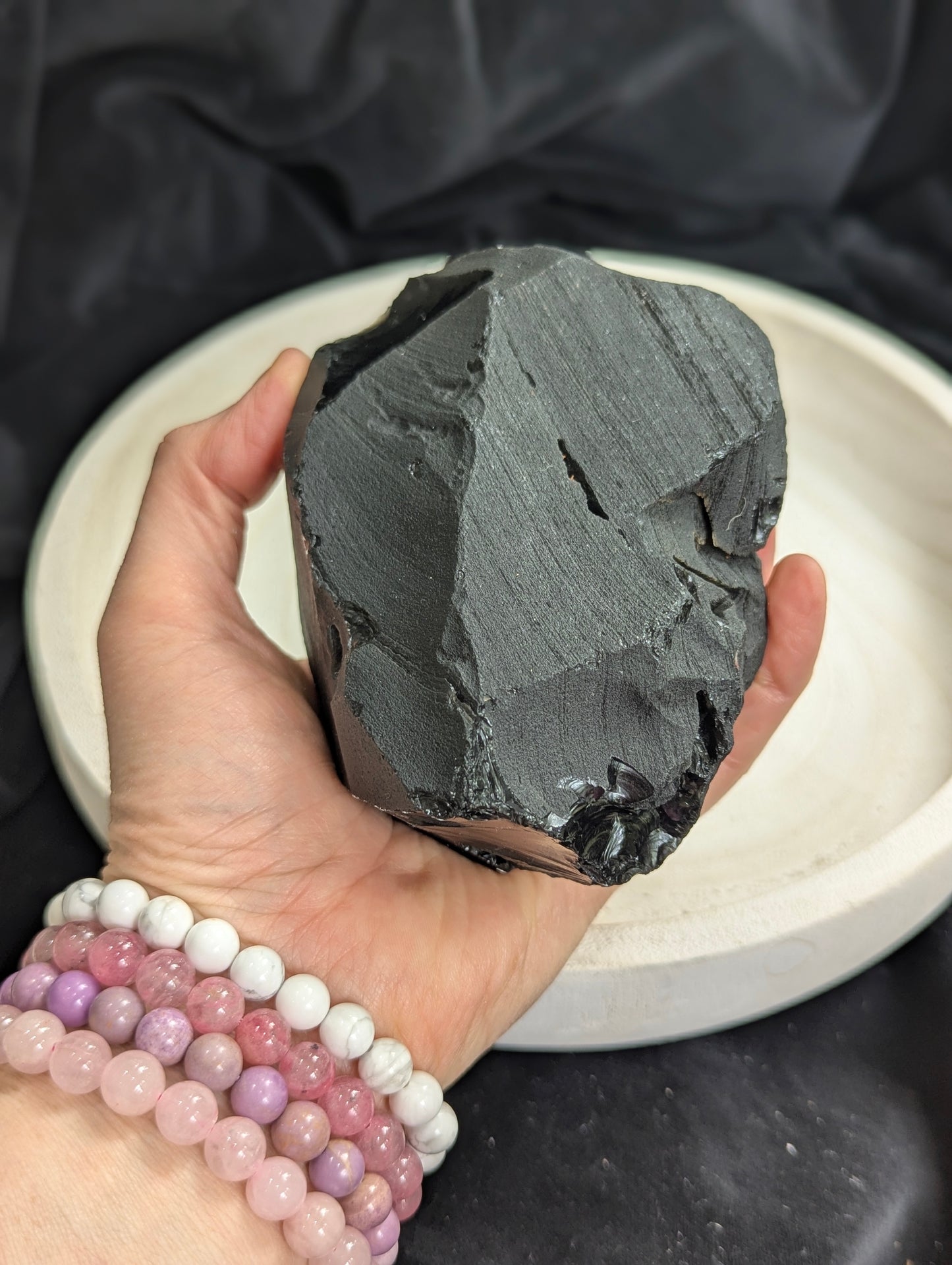Morceaux bruts d'obsidienne noire