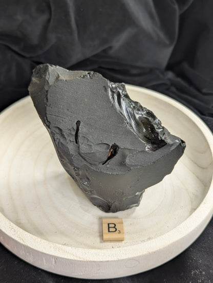 Morceaux bruts d'obsidienne noire