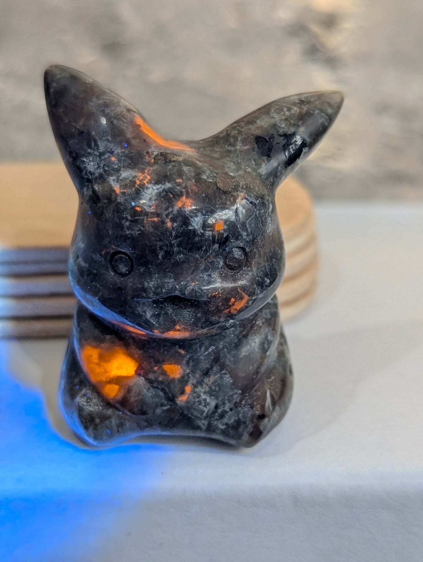 Totem minéral Pikachu miniature ~ 2,5 cm