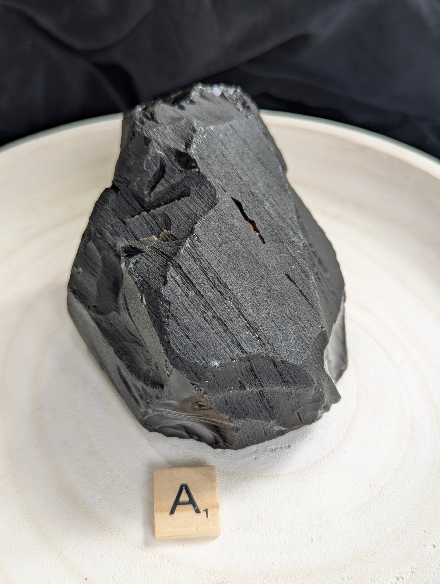 Morceaux bruts d'obsidienne noire