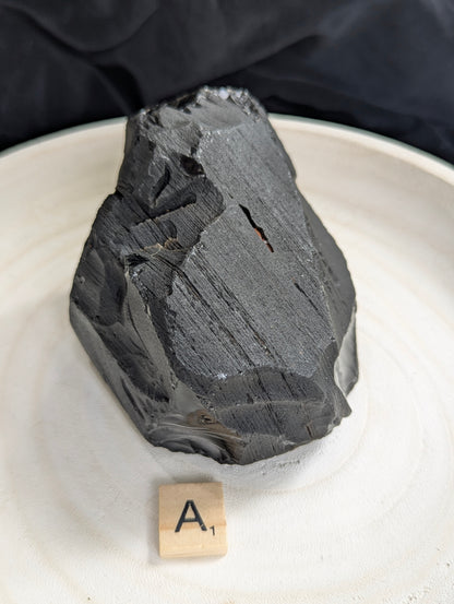 Morceaux bruts d'obsidienne noire