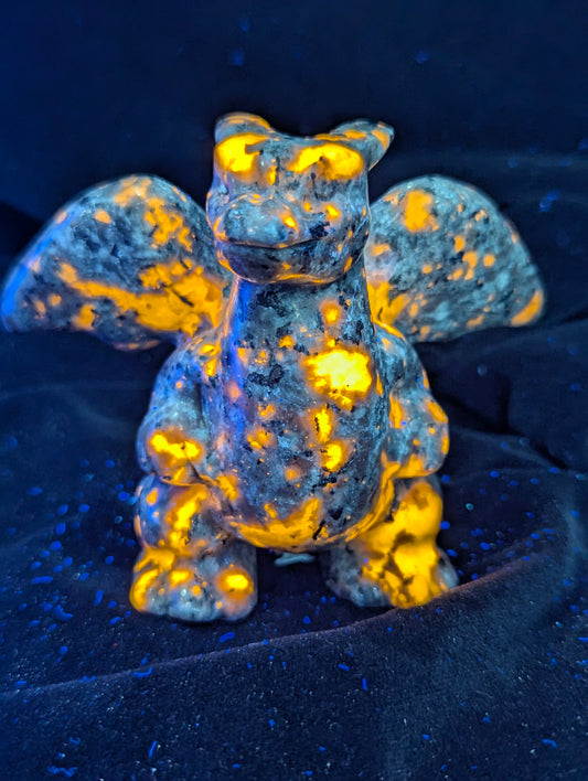Sculptures inspirées des Pokémon en yooperlite — Figurines en cristal fluorescent UV (5,7–7 cm, 110–295 g)