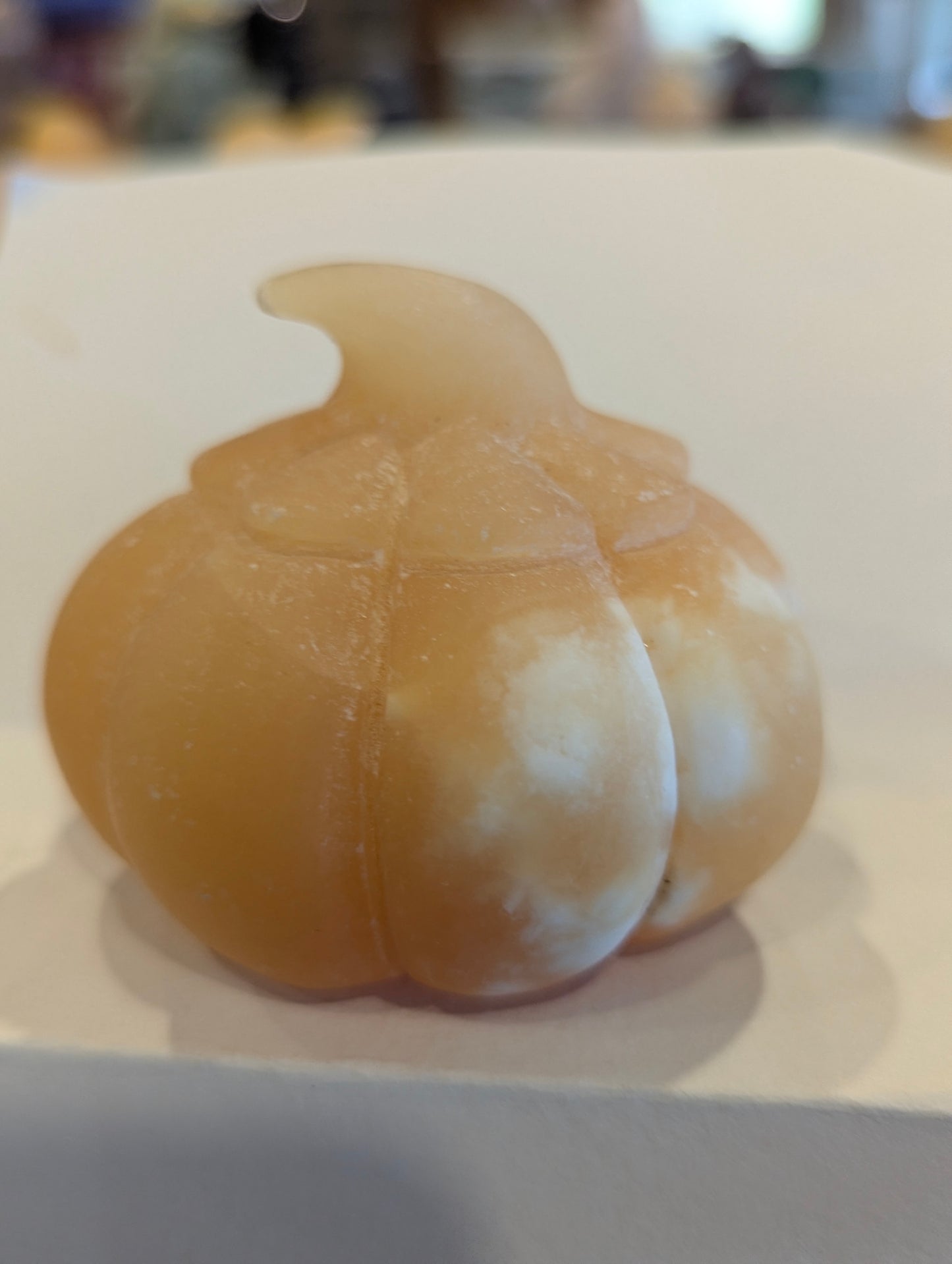 Citrouille en Calcite Orange - Sculptée à la main