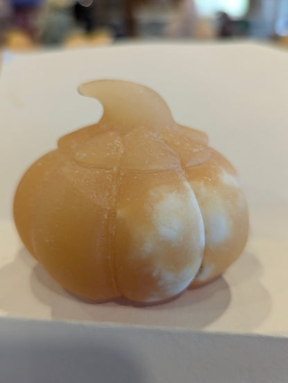 Citrouille en Calcite Orange - Sculptée à la main