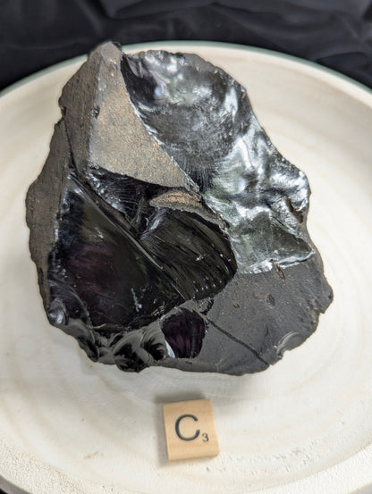 Morceaux bruts d'obsidienne noire