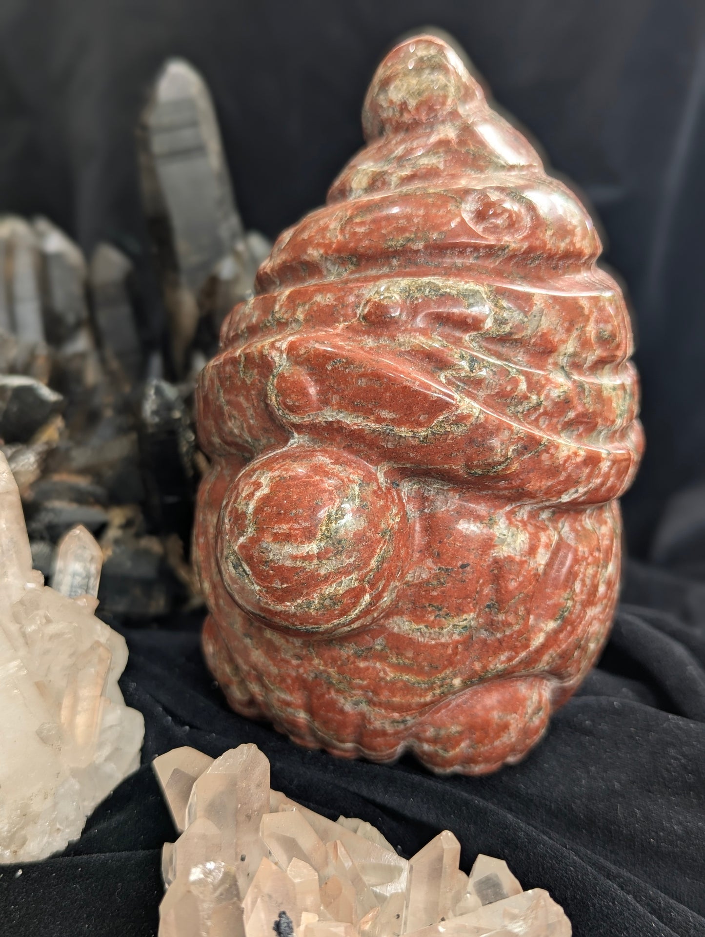Nain sculpté en jaspe rouge ~ 15 cm, 1,74 kg