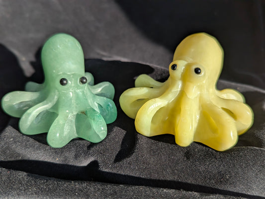 Pieuvres sculptées en jade jaune et aventurine verte