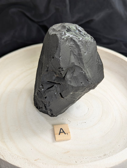 Morceaux bruts d'obsidienne noire