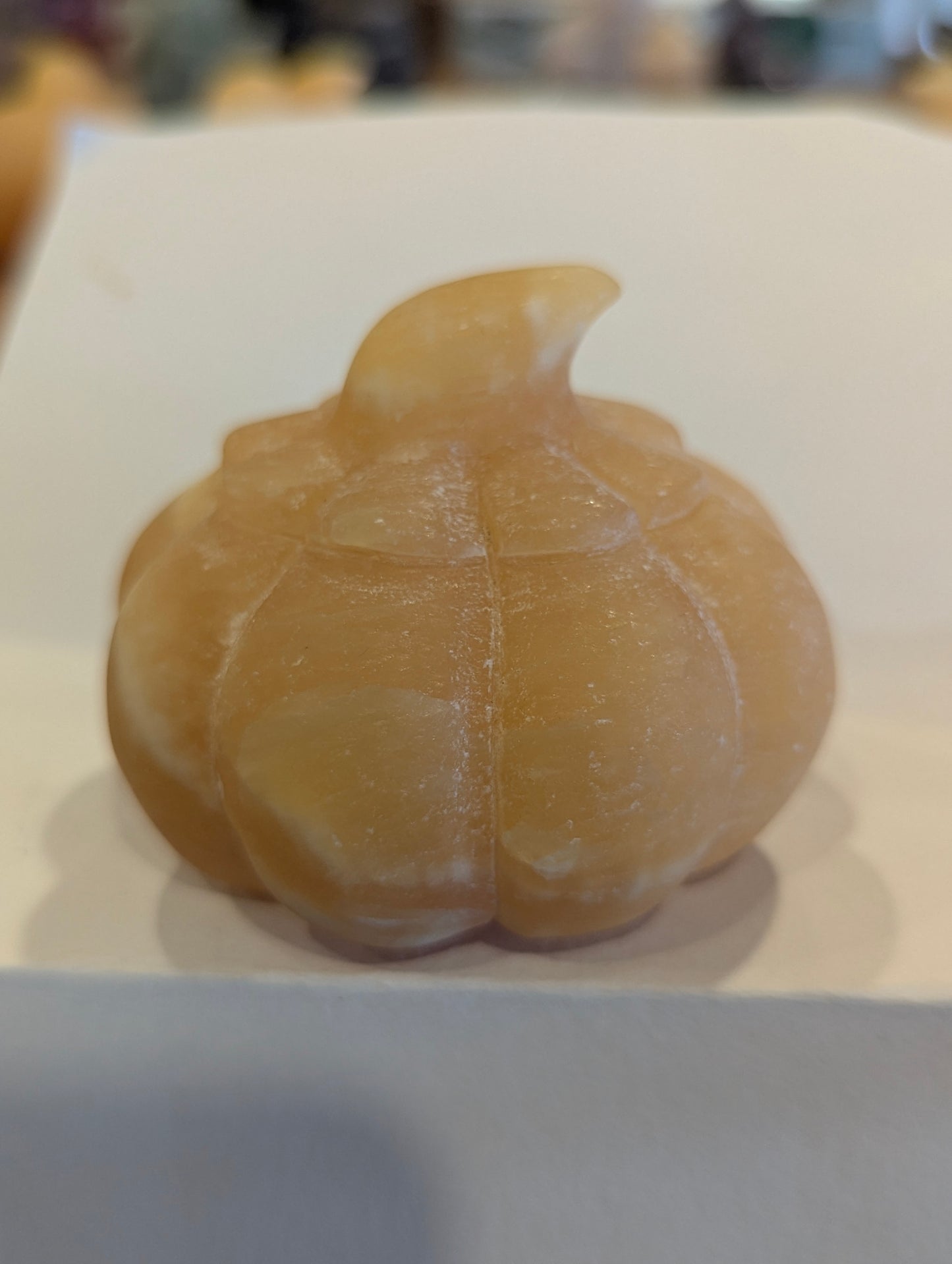 Citrouille en Calcite Orange - Sculptée à la main