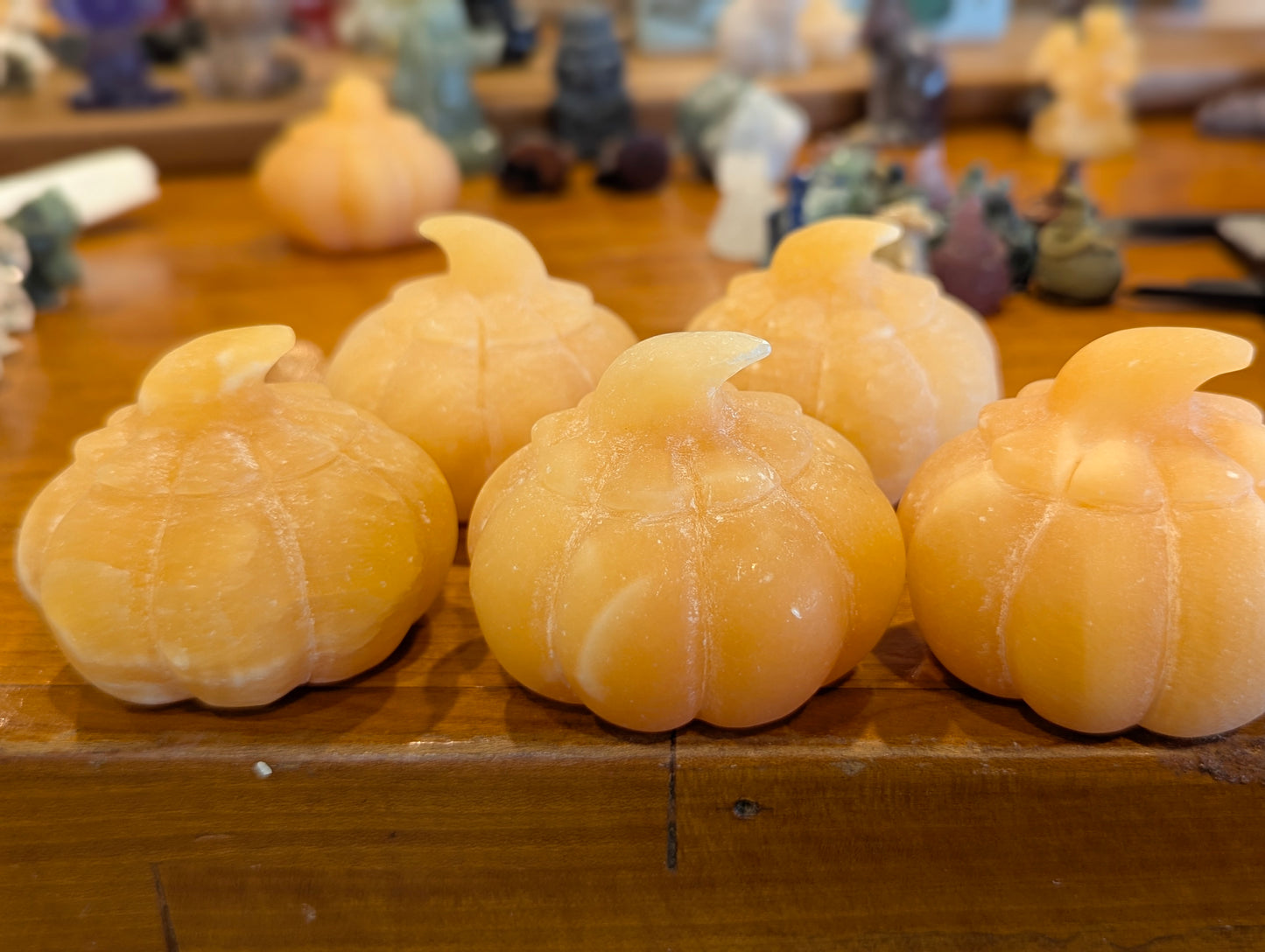 Citrouille en Calcite Orange - Sculptée à la main