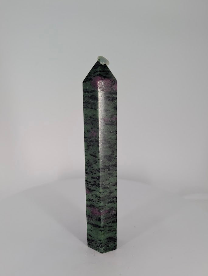 Ruby in Zoisite tower – front view, 15 cm tall