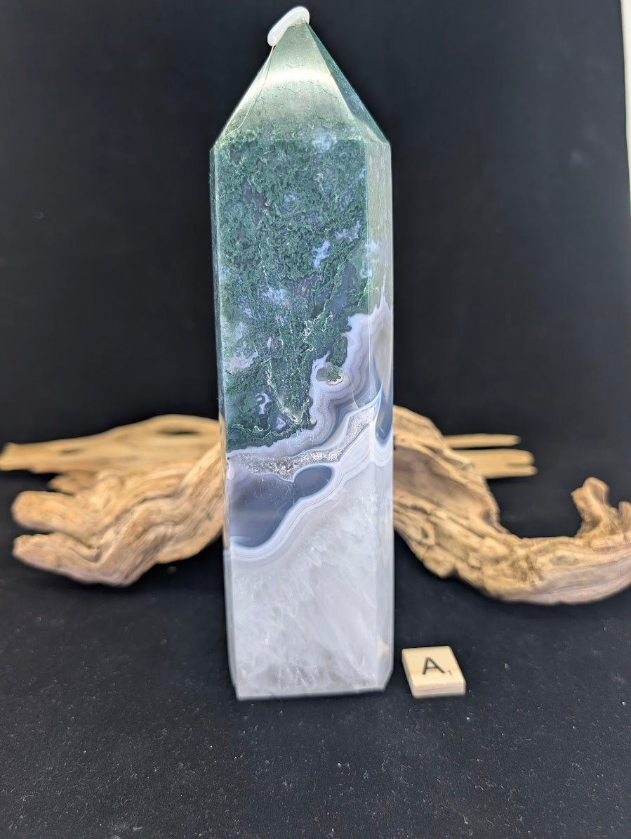 Close-up of Variant A showing the transition from moss to chalcedony.