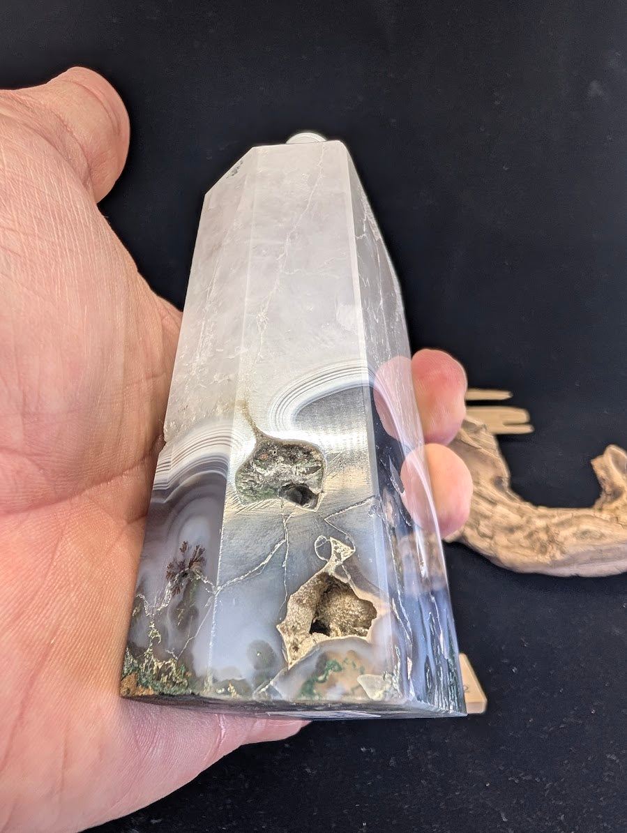 Macro detail of natural crystal vugs and dendritic trees in Variant D.