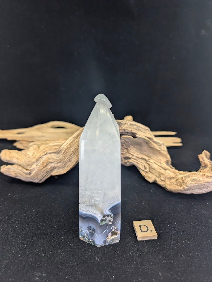 Macro detail of natural crystal vugs and dendritic trees in Variant D.