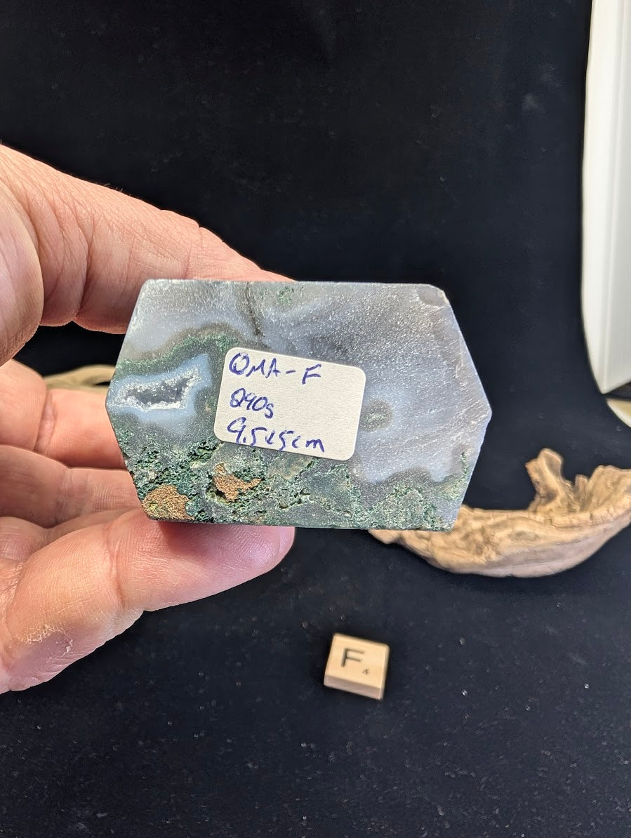 Base view of Variant F confirming 240g weight and 9.5x5cm dimensions.