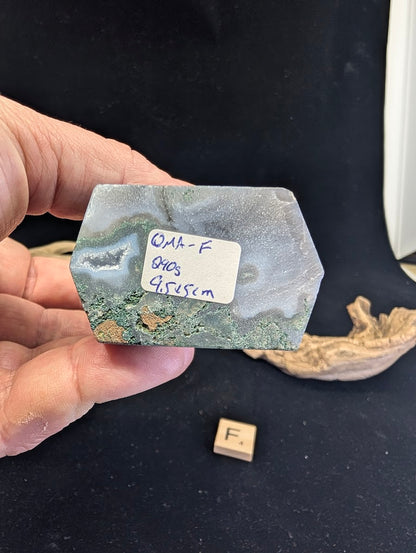 Base view of Variant F confirming 240g weight and 9.5x5cm dimensions.