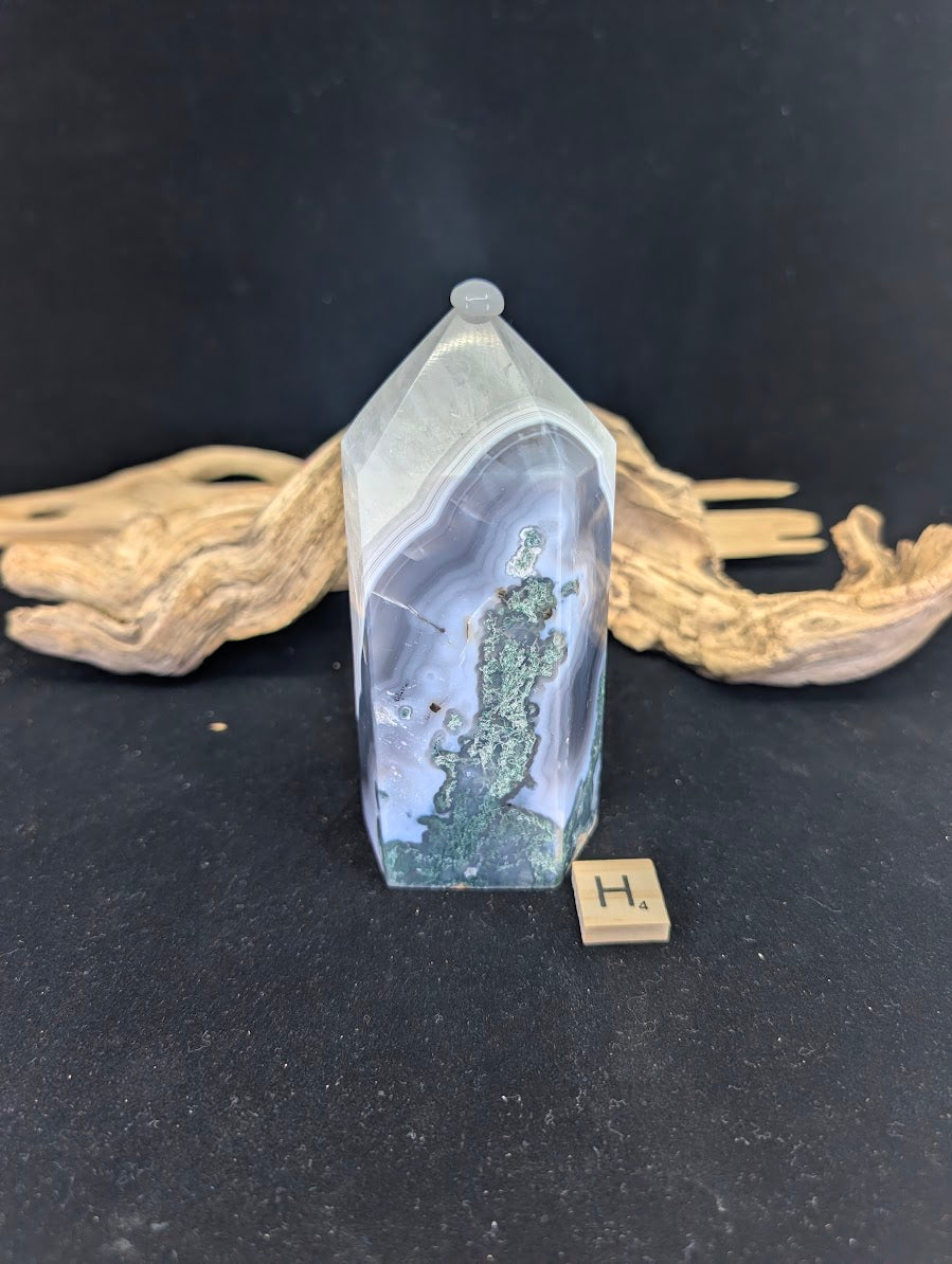 Front view of Variant H (615g/12cm) featuring a large internal druzy cave.