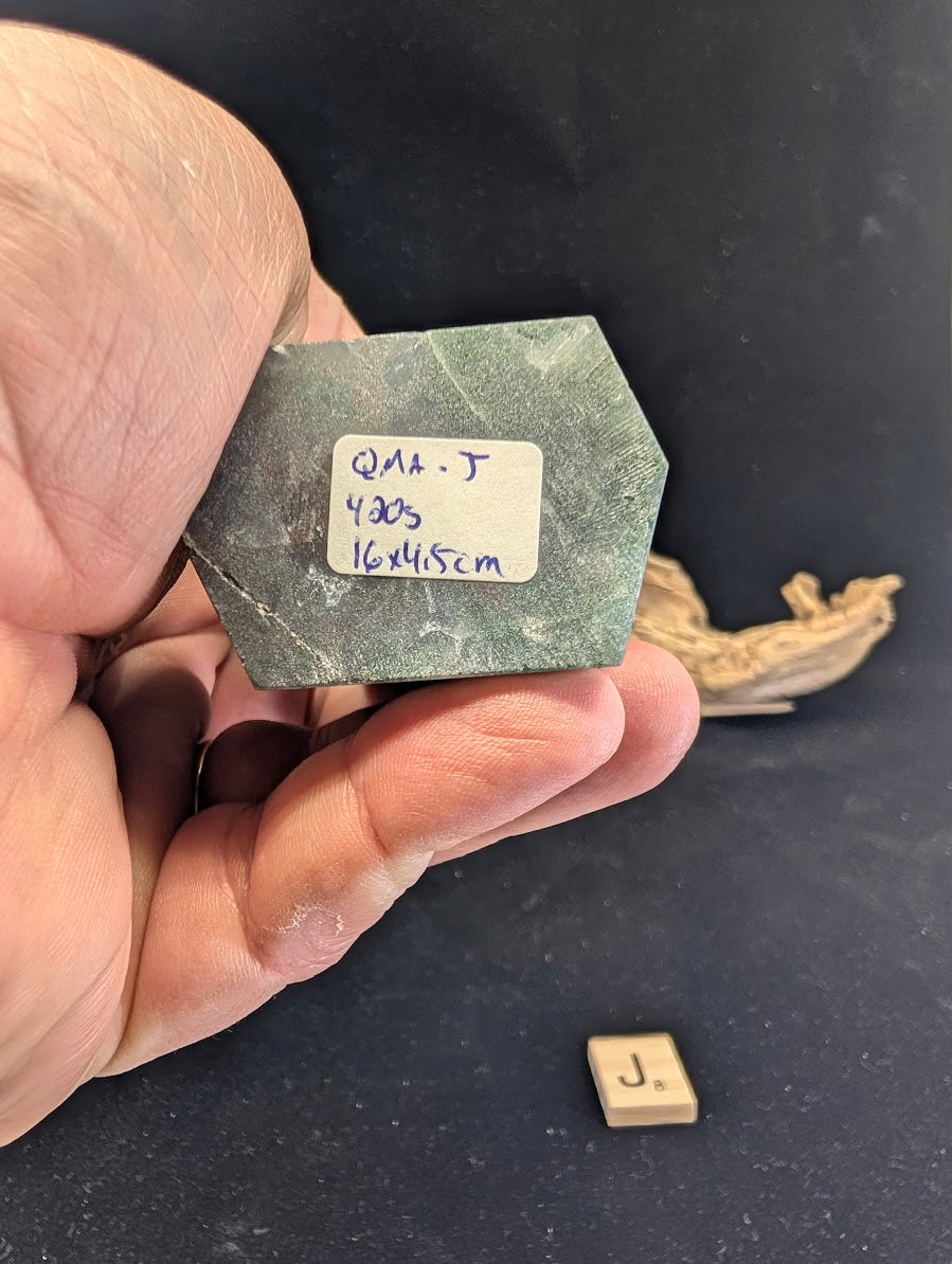 Base view of Variant J confirming 420g weight and 16x4.5cm dimensions.