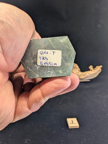 Base view of Variant J confirming 420g weight and 16x4.5cm dimensions.