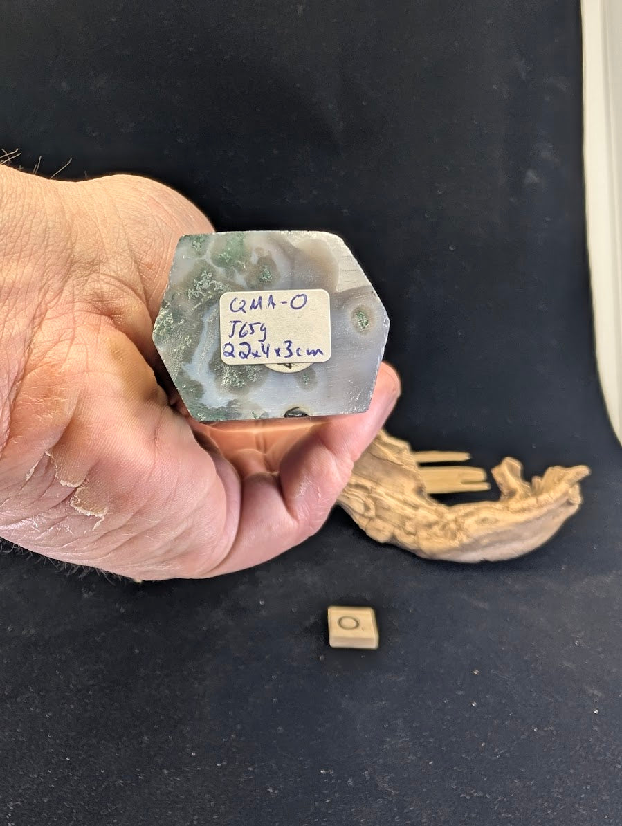 Base view of Variant O confirming 765g weight and 22x4cm dimensions.