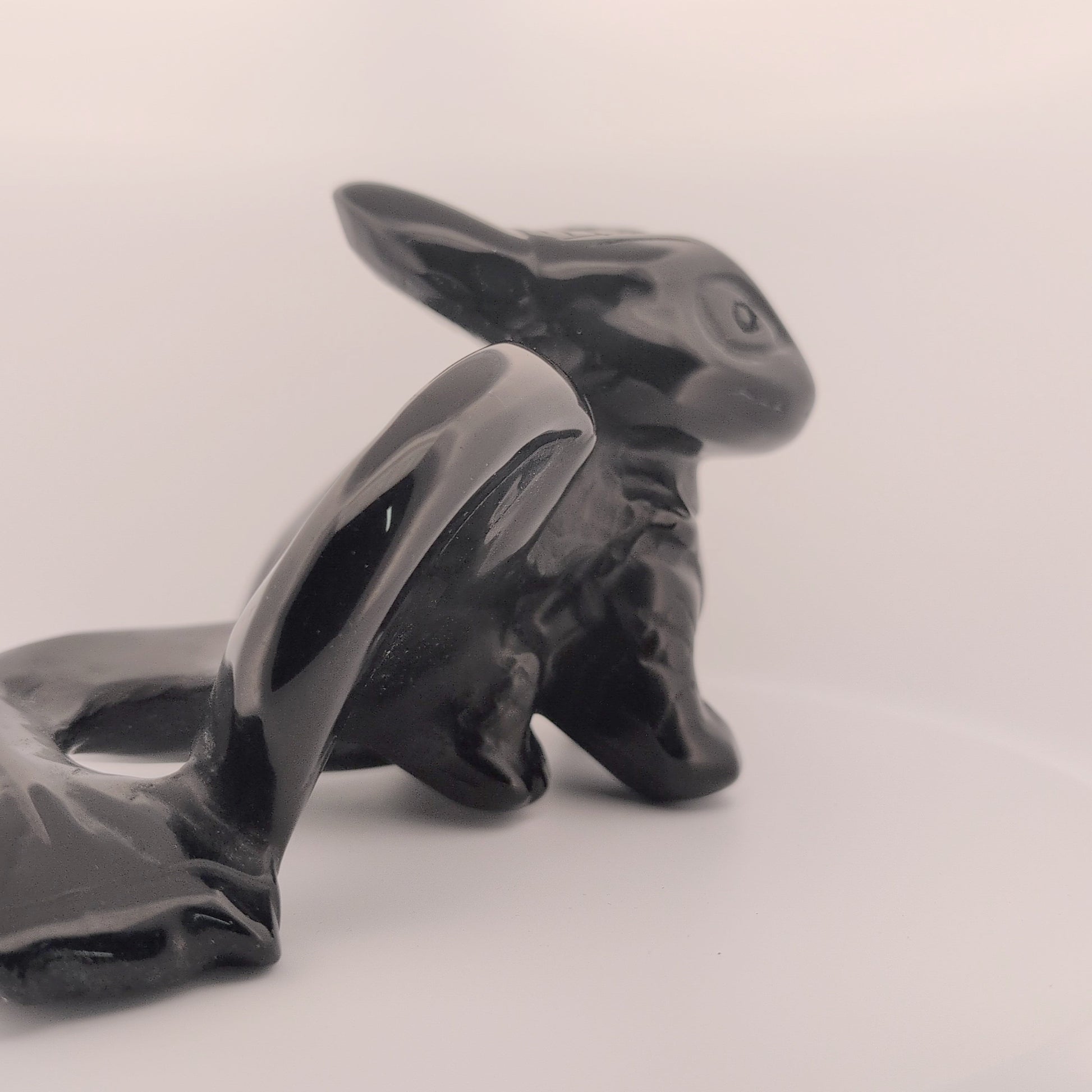 Side profile of Toothless dragon carving in obsidian, showing body shape
