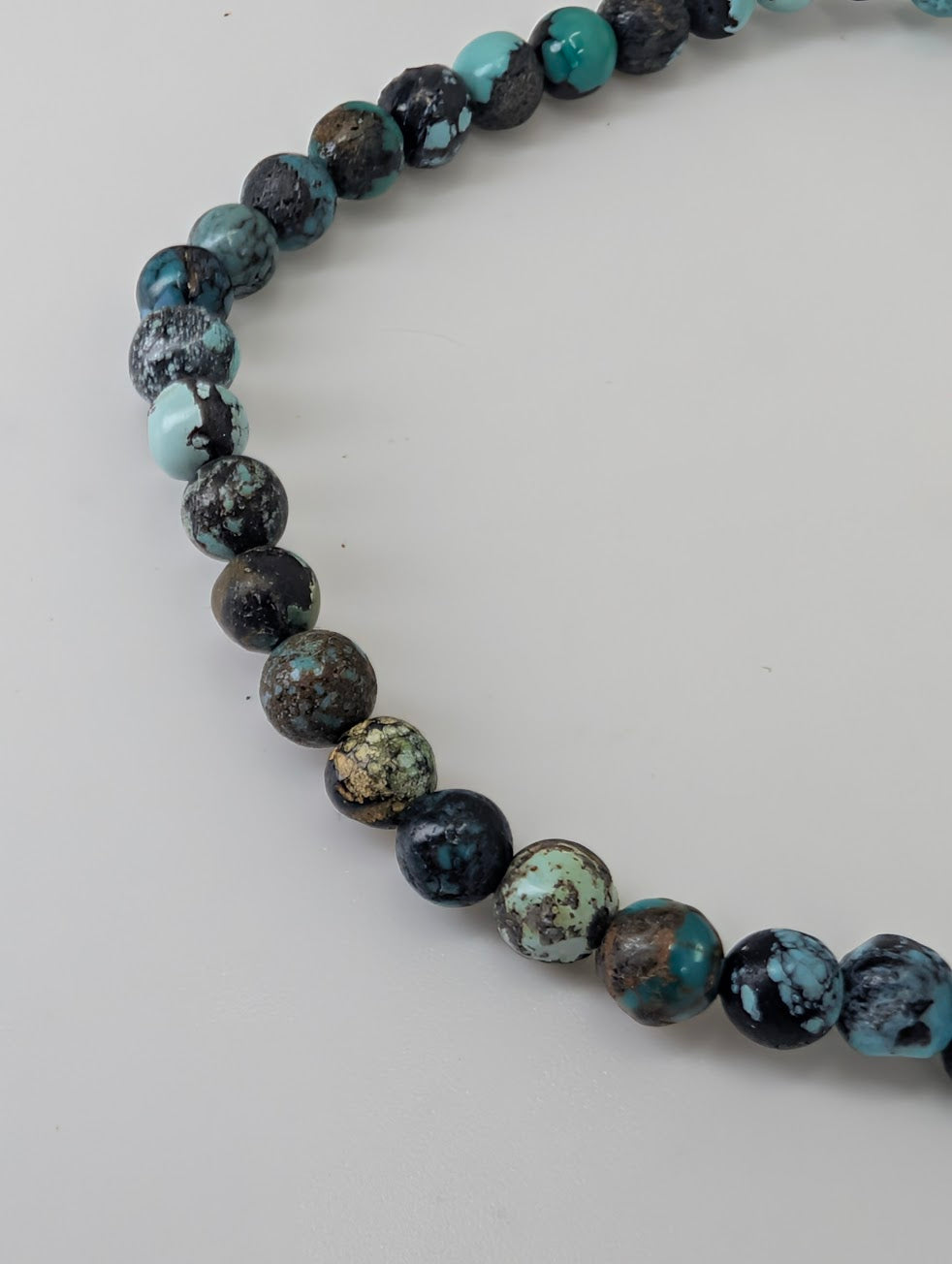 Polished turquoise bracelet with 4mm round beads and natural veining