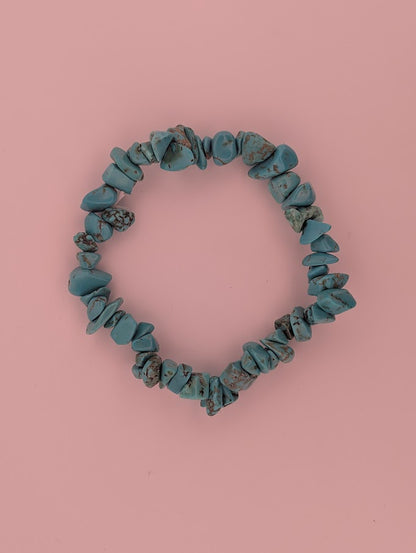 Top view of turquoise chip bracelet in circular design