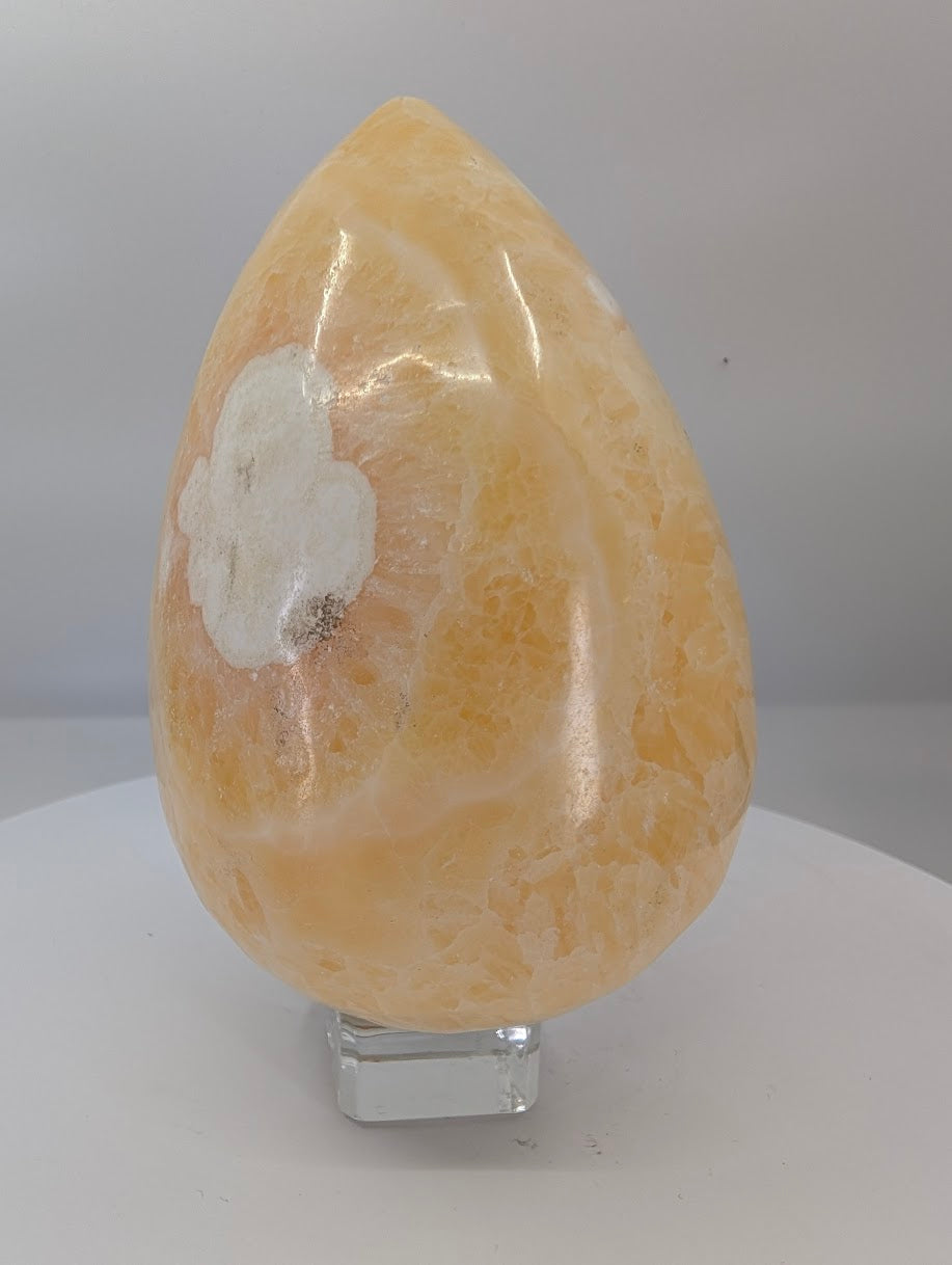 Large polished yellow calcite egg, approximately 1.25 kg, with rich golden coloration