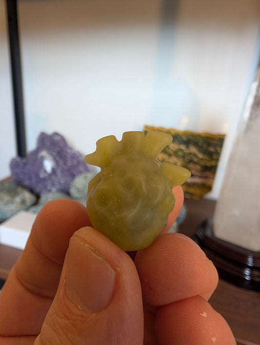 tiny-anatomical-heart-carving-yellow-jade-3cm-handheld