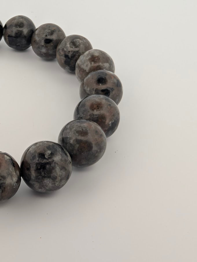 Closeup of Yooperlite 8mm bracelet polished beads