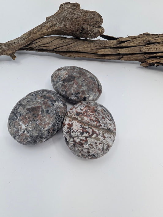 Yooperlite palm stone polished – natural syenite with fluorescent sodalite